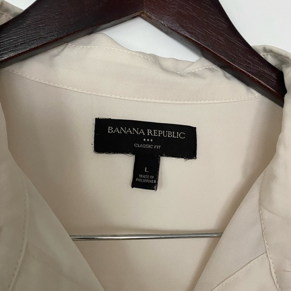 Banana Republic cream button up blouse with pockets - Picture 3 of 6